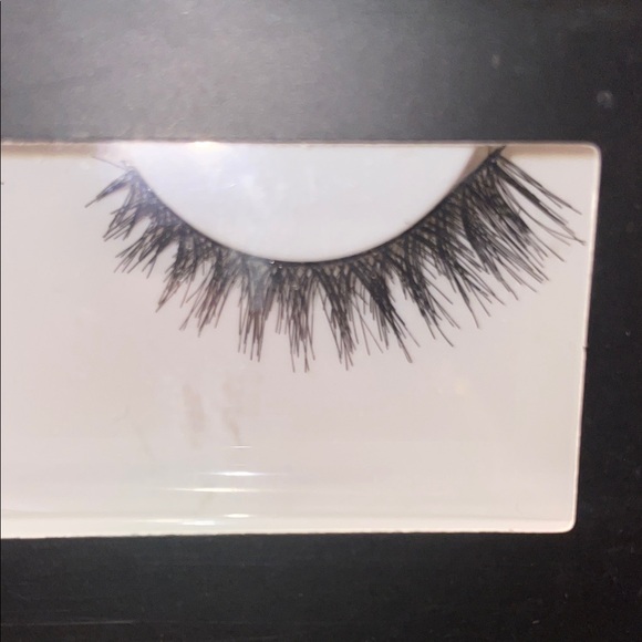 HUDA BEAUTY Lashes #16 in Black - Picture 3 of 4
